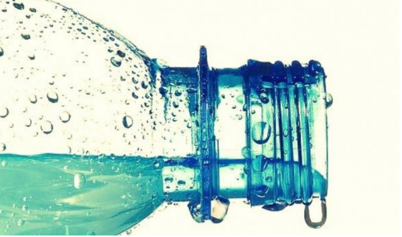 Mexicanos gastan 52 pesos a la semana en agua embotellada: Inegi