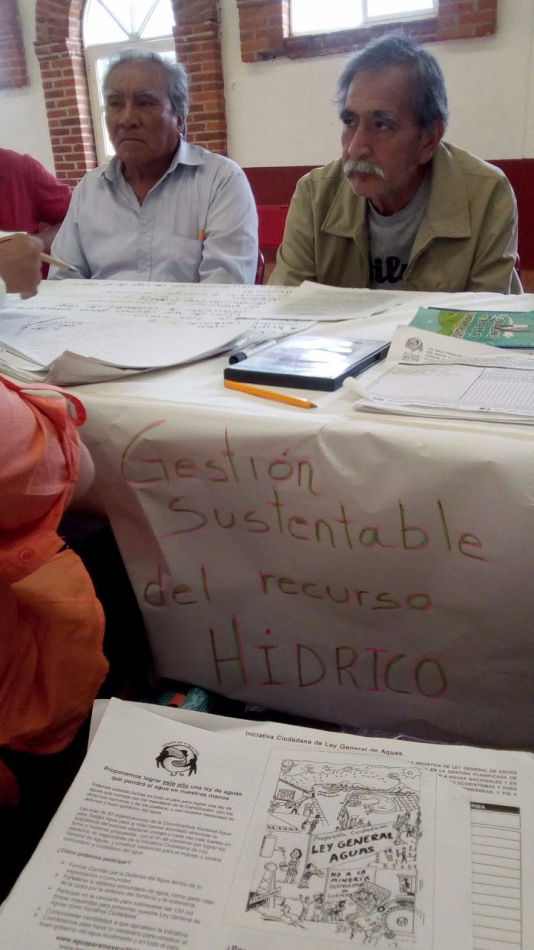 En Acolman estado de México firmando la iniciativa de ley