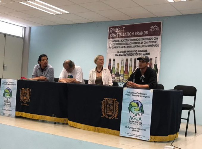 Fermín Ledesma, Pedro Moctezuma, Elena Burns e integrante de Mexicali Resiste, durante el conversatorio dentro de la Facultad de Humanidades de la UNACH.